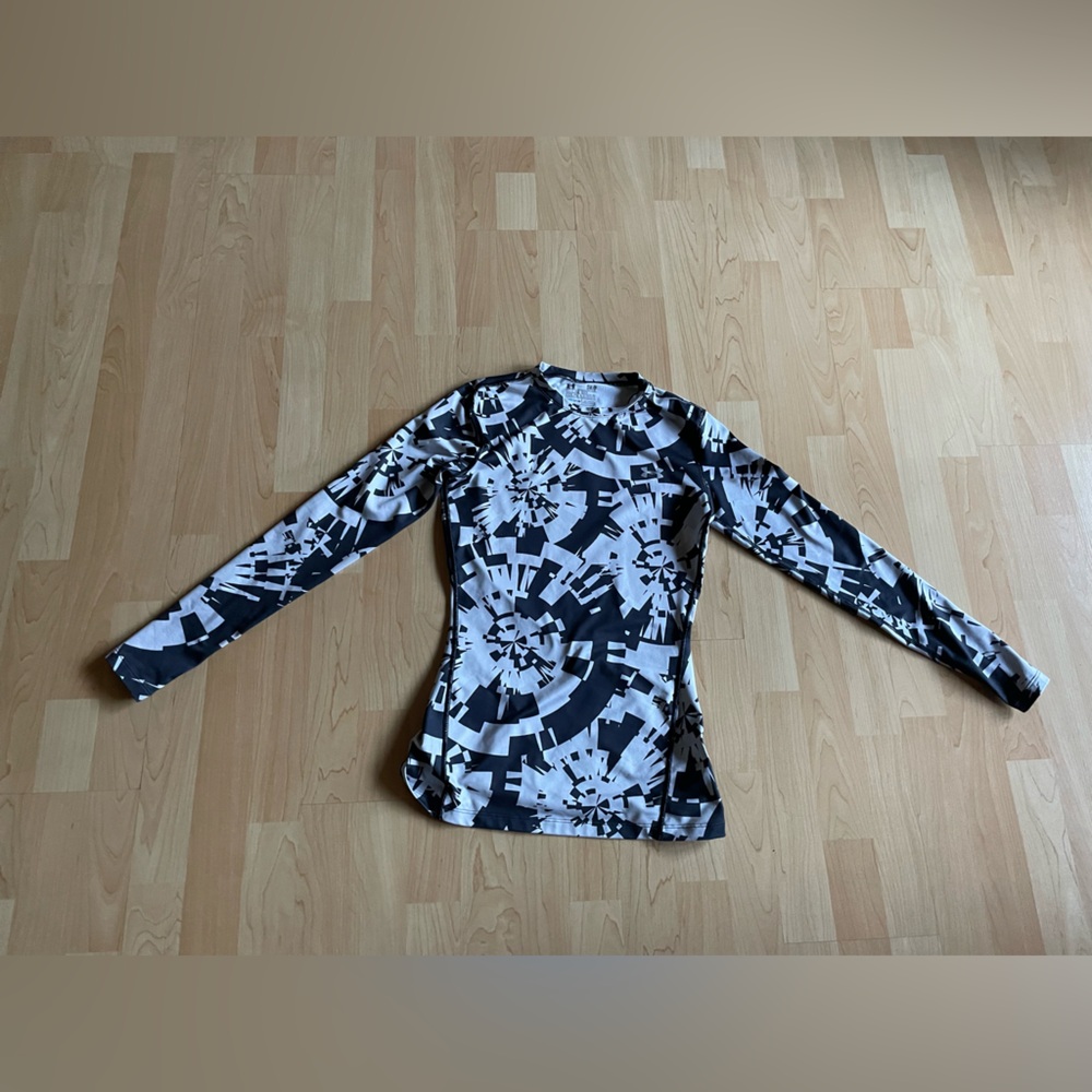 Women’s Under armour cold gear fitted long sleeve geometric print Size Small